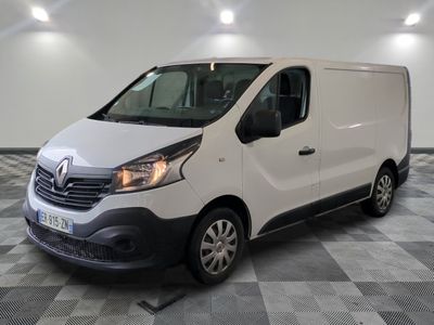 la photo d'une camionnette blanche sur un sol en damier