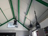 plusieurs lampes suspendues au plafond dans une pièce