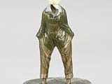 statue d'un homme debout sur un socle de marbre, les mains dans les poches