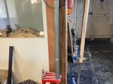 un pneu posé sur un support dans un garage