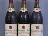 Trois bouteilles de vin sont alignées sur une table en verre