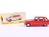 une image représentant une petite voiture rouge à côté d'une boîte emballée