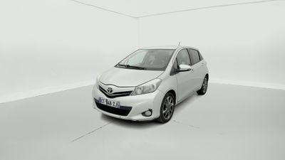 La Toyota Yaris est garée dans une pièce blanche au sol blanc.
