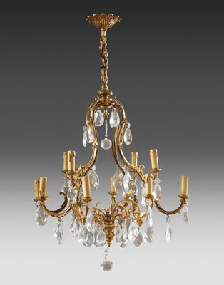 un lustre ancien en laiton et cristal