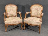 paire de fauteuils en bois sculpté de style Louis XV, avec accoudoirs rembourrés