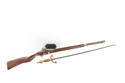 un vieux fusil avec une crosse en bois et une crosse en bois