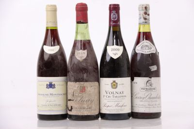 quatre bouteilles de vin sont alignées sur une surface blanche