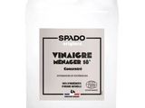 un gallon de nettoyant au vinaigre sur fond blanc