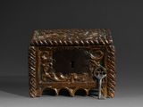 une petite boîte en bois contenant une clé