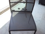 une chaise qui se trouve devant une fenêtre
