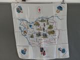 une carte accrochée au mur d'une cuisine