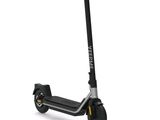 gros plan d'un scooter sur fond blanc
