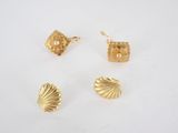 un lot composé de trois boucles d'oreilles en forme de coquillage plaquées or et d'une paire de clous d'oreilles