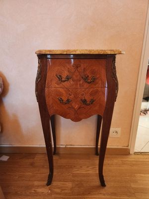 une petite table en bois avec un plateau en marbre