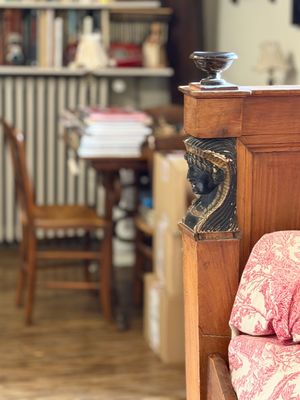 un lit recouvert d'une couette rouge et blanche