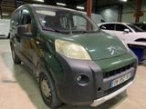 une photo d'une camionnette verte garée dans un garage