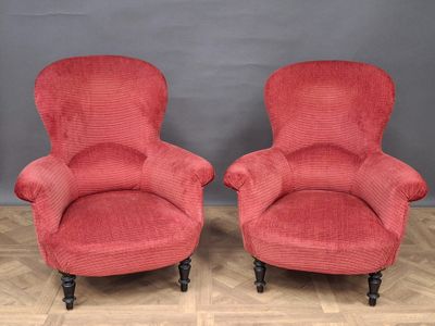 une paire de fauteuils rembourrés rouges