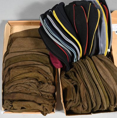 plusieurs paires de chaussettes pour homme dans une boîte posée sur une table