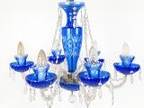 un lustre en verre bleu muni de cinq ampoules