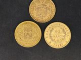 trois types différents de pièces d'or sur un fond noir