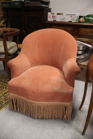 Fauteuil crapaud velours roses à nettoyer. Usures 