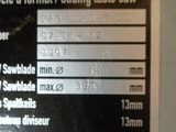 une étiquette sur le côté d'une bouteille de soda