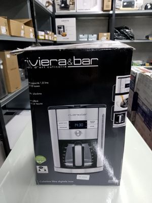 emballage d'une cafetière posée sur une table dans un magasin