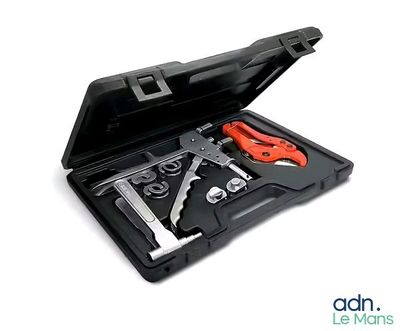 une trousse à outils dans un coffret noir sur fond blanc