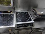 deux feux sur la cuisinière de la cuisine