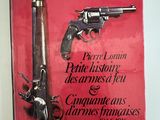 le livre est posé sur une table sur laquelle se trouve un pistolet