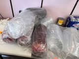 de nombreux sacs de provisions posés sur une table dans la cuisine