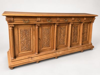 une image représentant un coffre en bois orné de sculptures sur le devant
