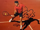 photo dédicacée d'un joueur de tennis sur un court en terre battue, une raquette à la main