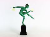 statue représentant une femme vêtue de vert tenant une balle de tennis, posée sur un socle noir