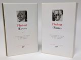 deux livres posés sur une table blanche, avec la photo d'un homme et d'une femme