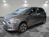 Une Citroën grise est garée dans une pièce au sol carrelé