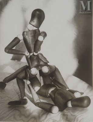 une photo en noir et blanc d'un homme assis sur une chaise
