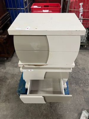 une image représentant une pile de cartons dans un entrepôt