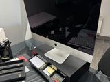 un bureau sur lequel se trouvent un ordinateur, un clavier, une souris et d'autres objets
