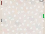 une peinture abstraite composée de points blancs et de points verts sur un fond beige