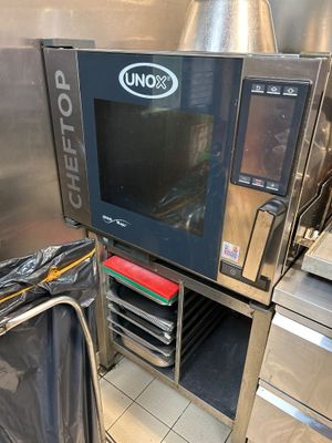 un micro-ondes posé au milieu d'une cuisine