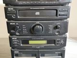 de nombreux types différents de chaînes hi-fi empilées les unes sur les autres