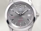 gros plan d'une montre sur fond blanc