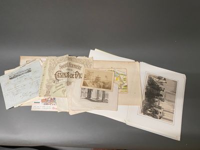 beaucoup de vieux papiers sur la table