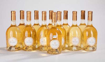 six bouteilles de vin sont alignées sur une surface blanche