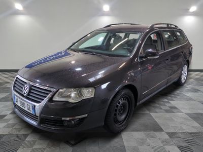une photo d'une Volkswagen Passat grise garée dans un garage