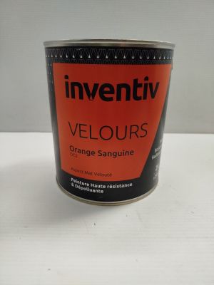 un pot de peinture posé sur une table blanche