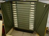 une armoire verte avec de nombreux tiroirs à l'intérieur