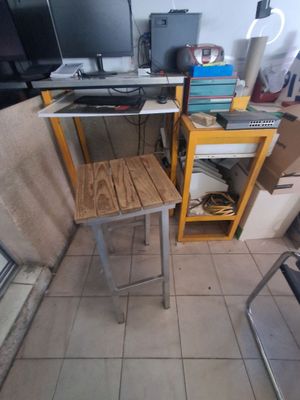 un bureau avec un ordinateur et une chaise dans une pièce