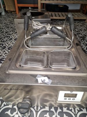 une photo d'une friteuse professionnelle posée sur une table
